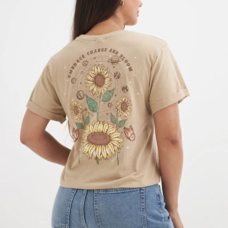 Remera Otherside Girasol “Embrace Change & Bloom” – Diseño Natural y Cómodo | REVÉ
