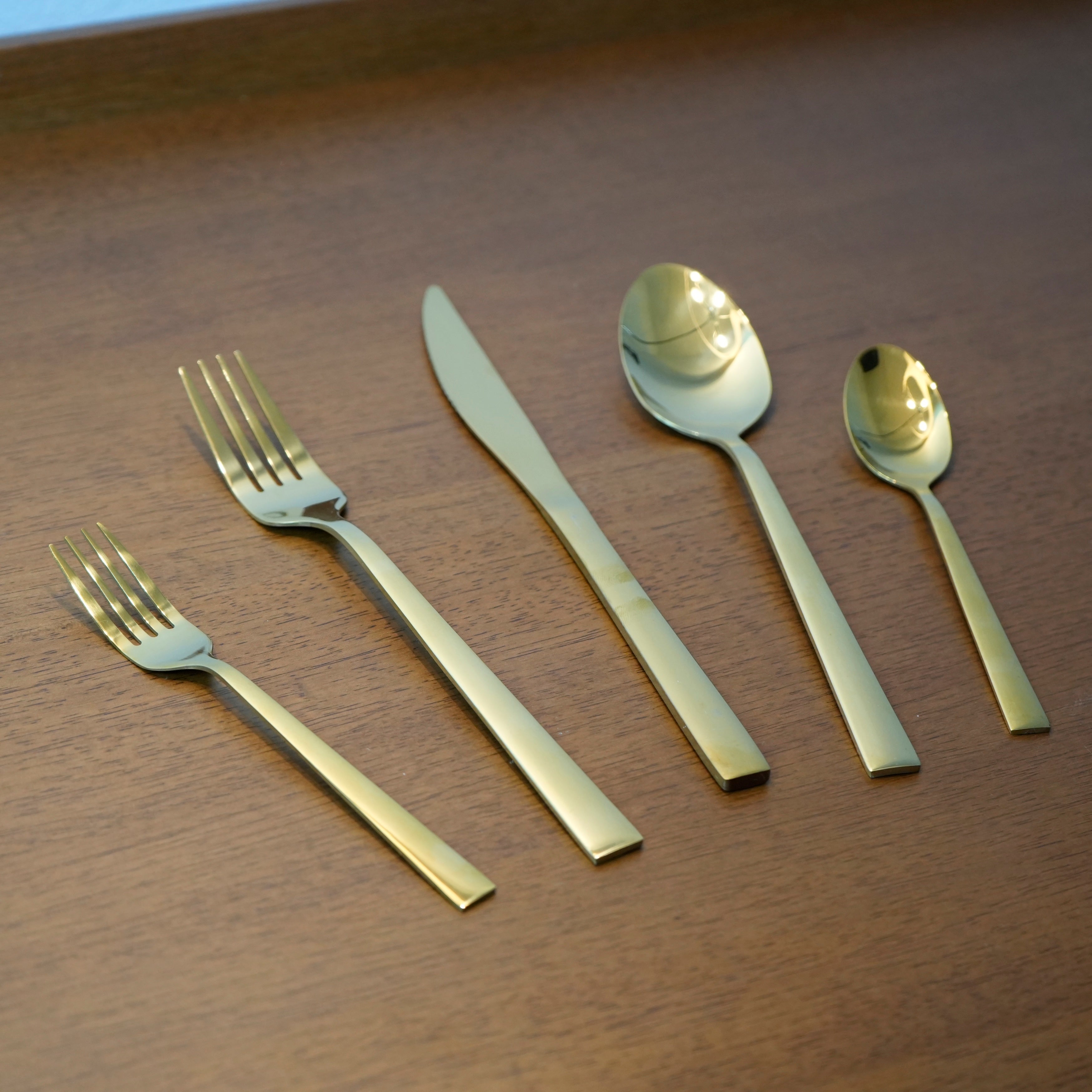 Set de Cubiertos Dorados de Acero Inoxidable 5 Piezas Marley Harmony – Cuchara, Tenedor y Cuchillo